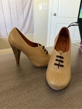 Mustang Made in Spain Tan Lace-Up Brogue Heels Size 36